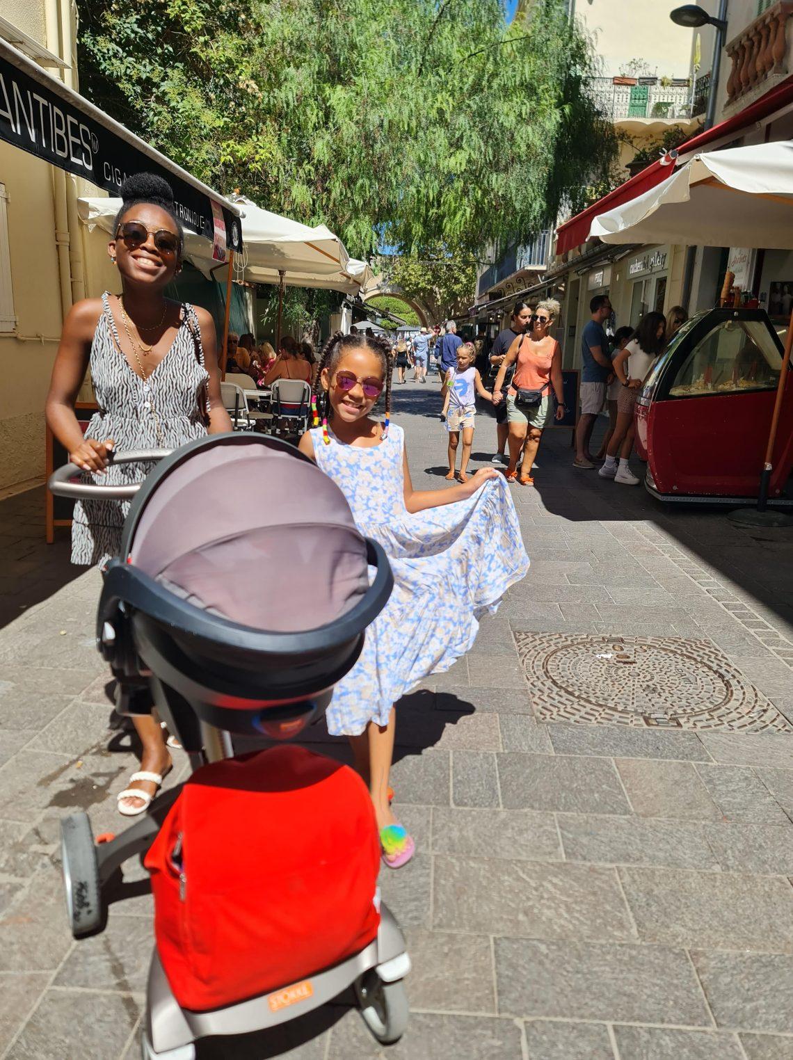 Maman et ses enfants tout sourire en promenade dans les rues l'été.