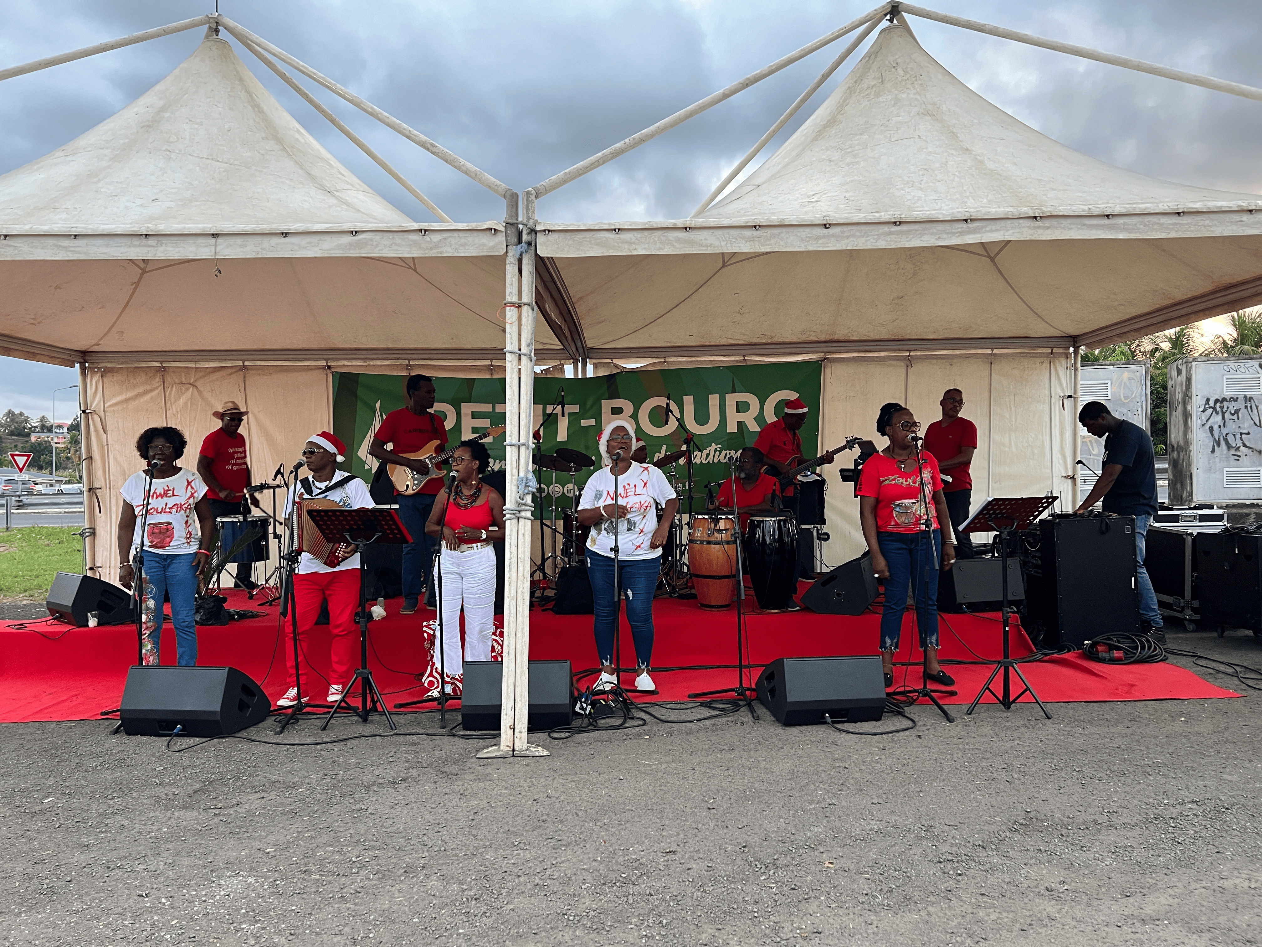 Orchestre local "ZOUKALA" en prestation animation chanté noël sur un marché.